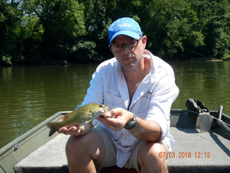 -Juniata River-005-.jpg - Gary got another while I couldn't keep the fish on the hook.  I was catching but along the way, they threw the hook.